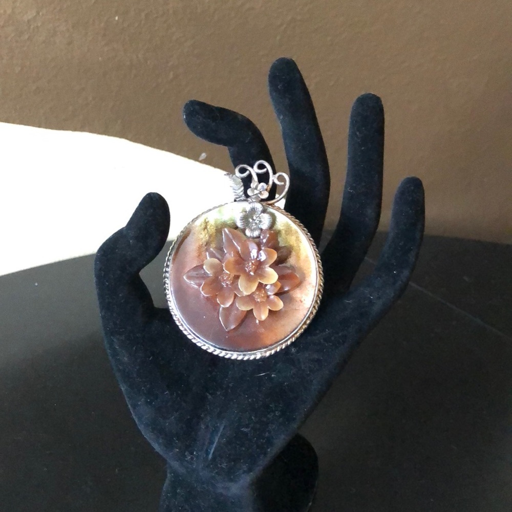 Gorgeous😍 sterling silver shell pendant